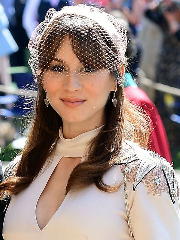 Vic cùng dàn khách mời nữ gây ấn tượng với lối trang điểm cổ điển tại hôn lễ hoàng gia